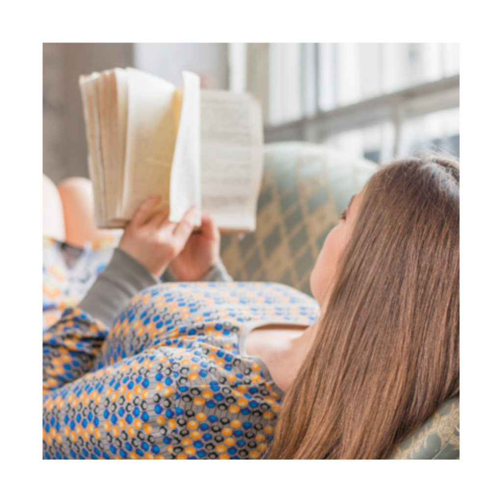 Конкурс человек читающий. Чтение лежа. Девушка лежит с книгой. Девушка лежит на диване с книгой. Чтение книг лежа.
