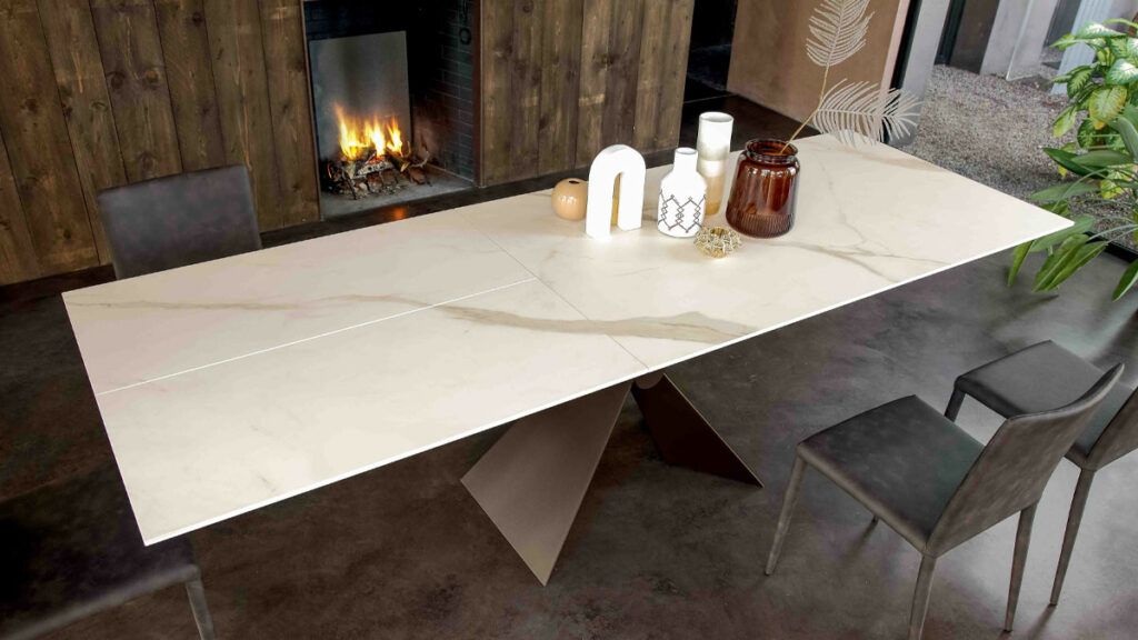 Sintesi di Altacom – Tavolo allungabile dal segno deciso-La forma della convivialità 2 SINTESI ALTACOM 1 1