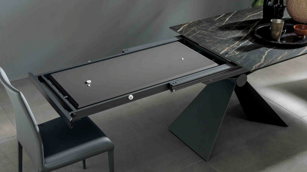 Sintesi di Altacom – Tavolo allungabile dal segno deciso-La forma della convivialità 3 SINTESI ALTACOM 4 1